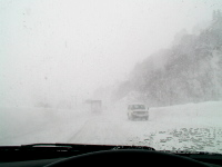 吹雪の道路