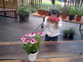 ayuおもちゃの携帯で花を撮影（してるつもり）